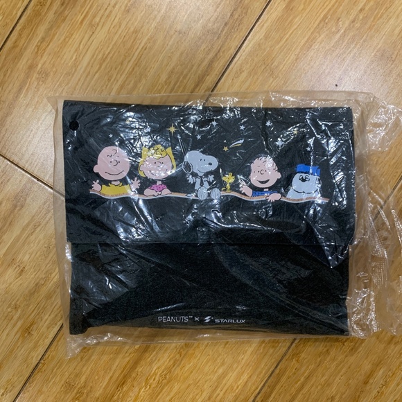 Starlux Peanuts Snoopy Amenity Kit - Picture 1 of 5